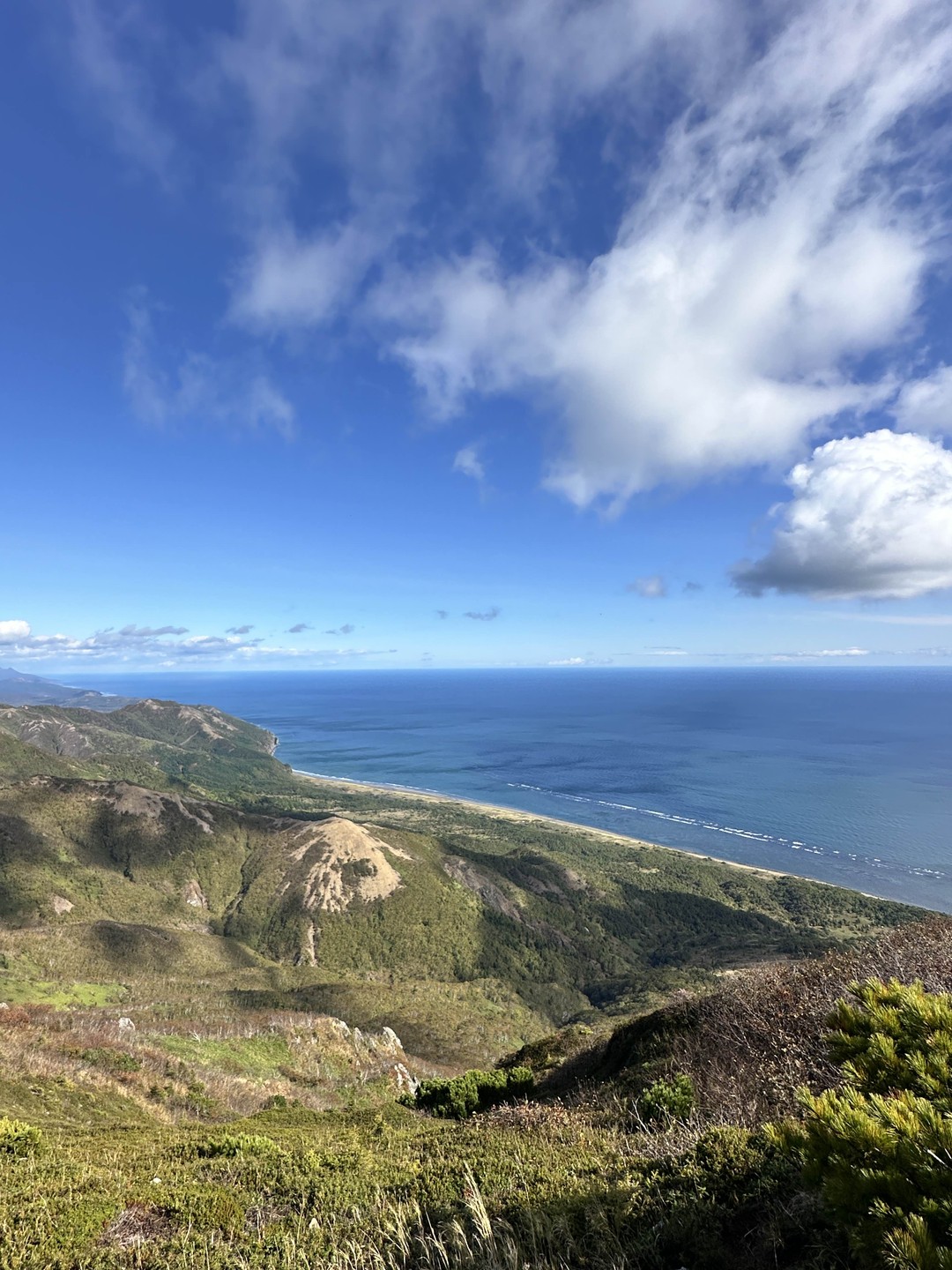 Если вы хотите увидеть Охотское море с высоты самых красивых скал Сахалина, то вам точно сюда!