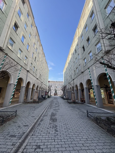 у нас получилась индивидуальная экскурсия. гид Неля заворожила своим интреснейшим рассказом, что 2 часа прошло как