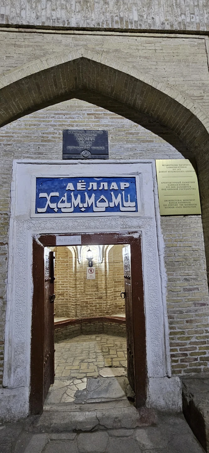 Армен - потрясающий рассказчик! 3 часа пролетели незаметно. Мы прошли по центру Бухары, совмещая известные достопримечательности