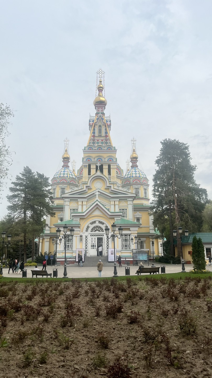 Это была наша первая экскурсия по Алматы прямо в день приезда. Алиса любезно пошла нам навстречу