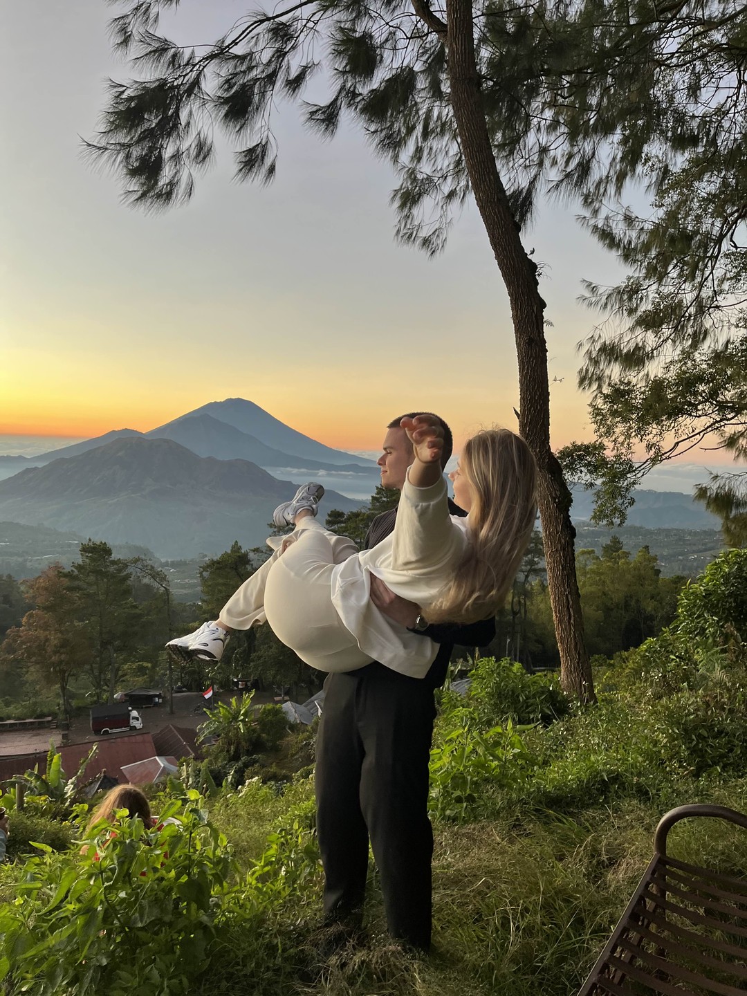 Всё началось с прекрасного водителя, который нас забрал без опозданий) Мы приехали самые первые к рассвету