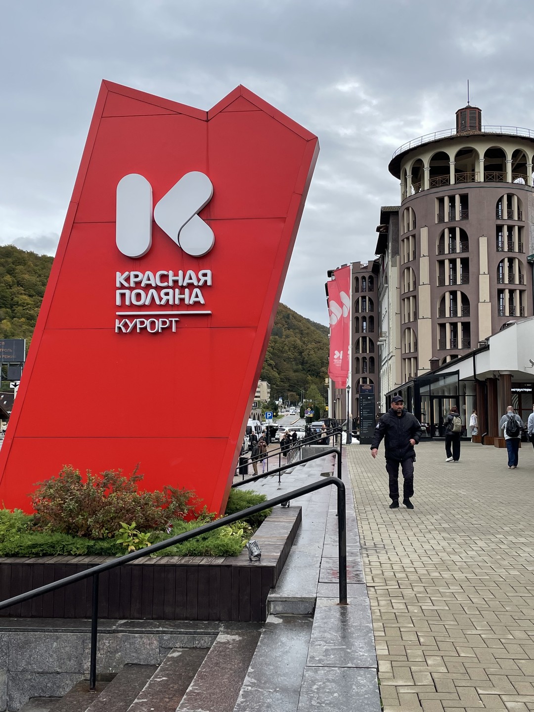 На экскурсию ездили семьёй. Наше путешествие было очень увлекательно и познавательно,время пролетело незаметно в дороге благодаря