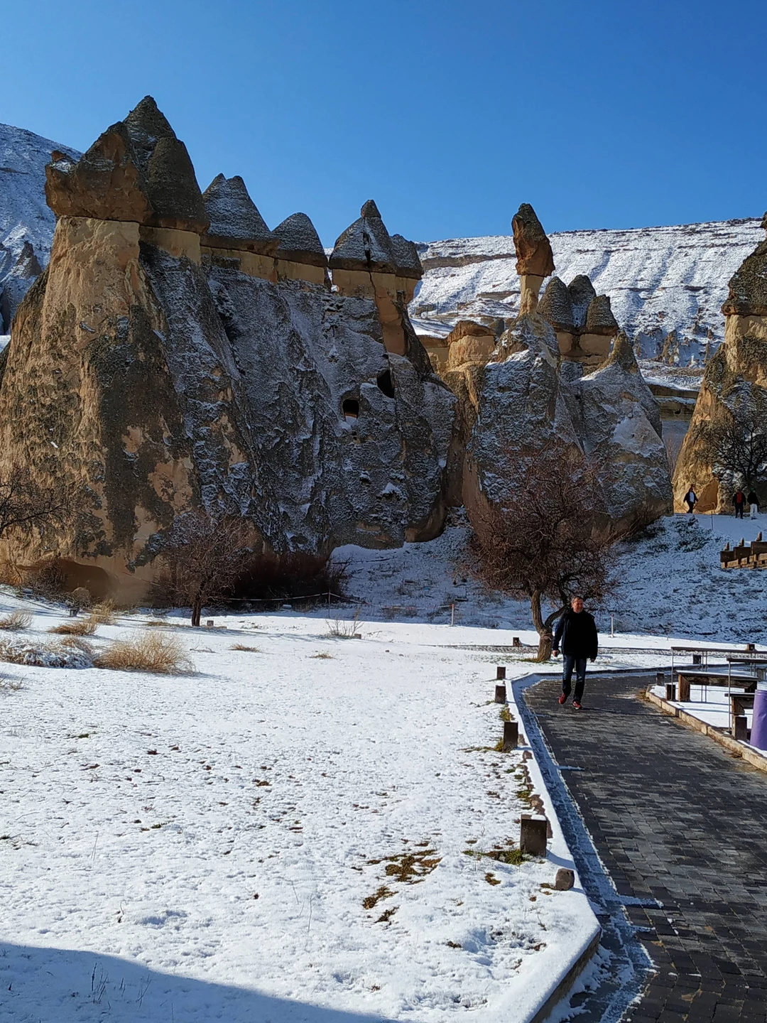 Несмотря на непогоду и пробки на дороге через перевал, наши гиды все же доставили нас в
