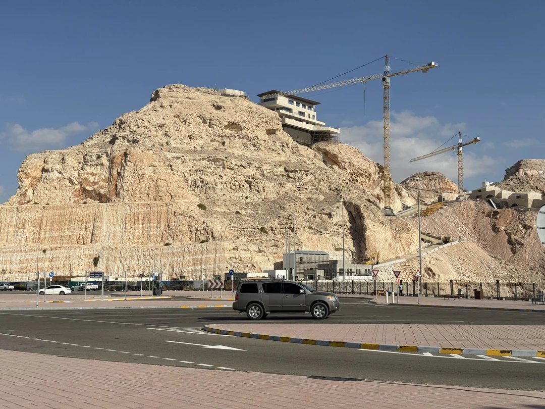 По факту, это не экскурсия, а трансфер. Не то, чтобы слишком дорогой - на такси вышло бы примерно в те же деньги.