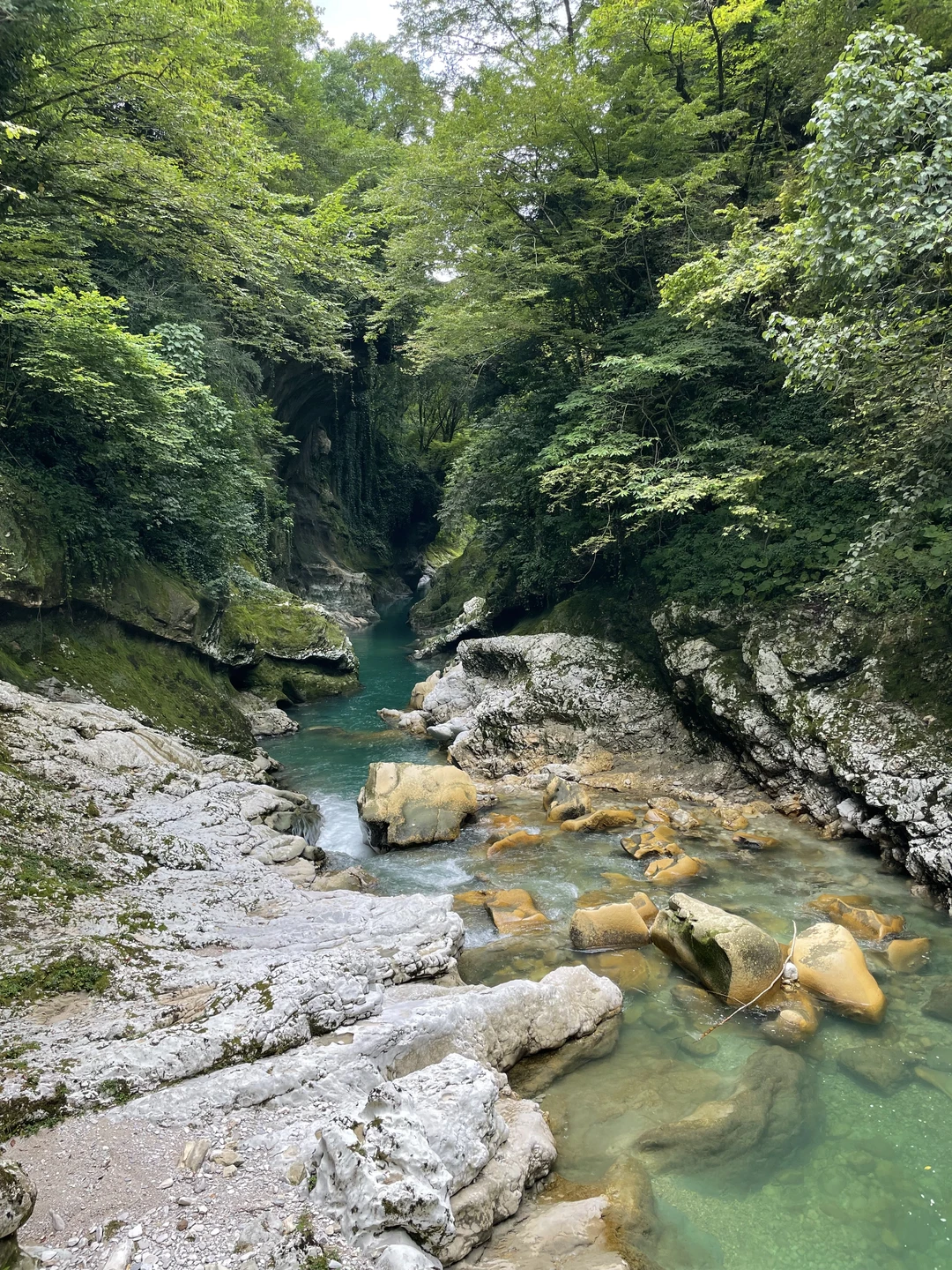 Это больше не экскурсия, а трансфер. Вся группа была англоязычная, по пути гид немного рассказал про