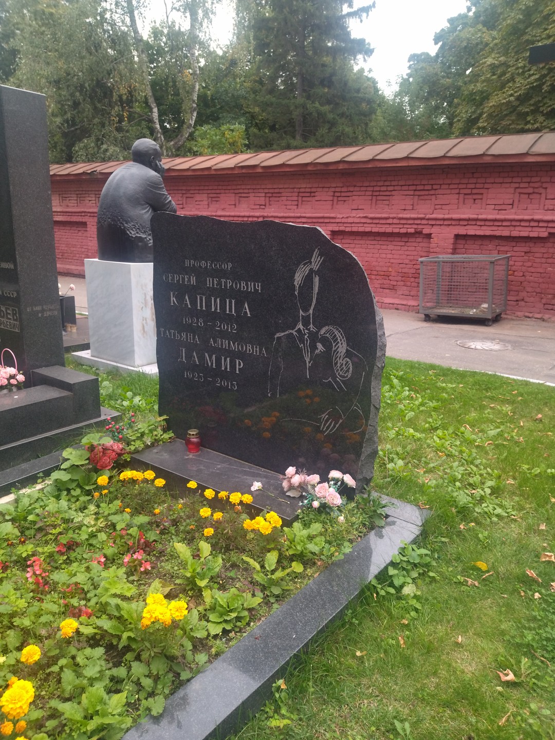 Новодевичье кладбище: некрополь советской элиты. Индивидуальная экскурсия (Наталия)