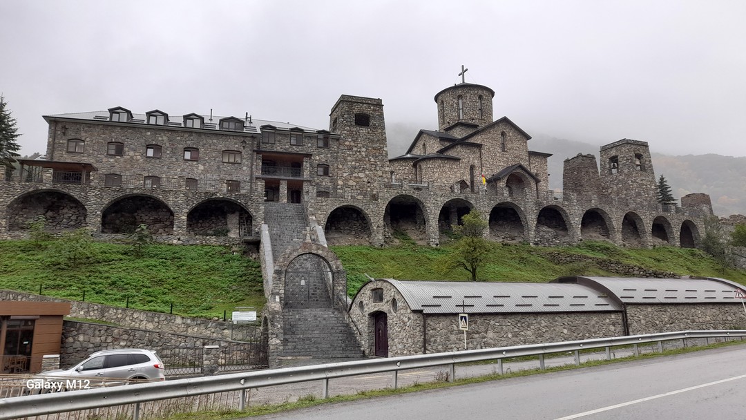 Было здорово! К сожалению погода была пасмурной и горы не было видно. Но все локации по программе увидели и вкусно пообедали