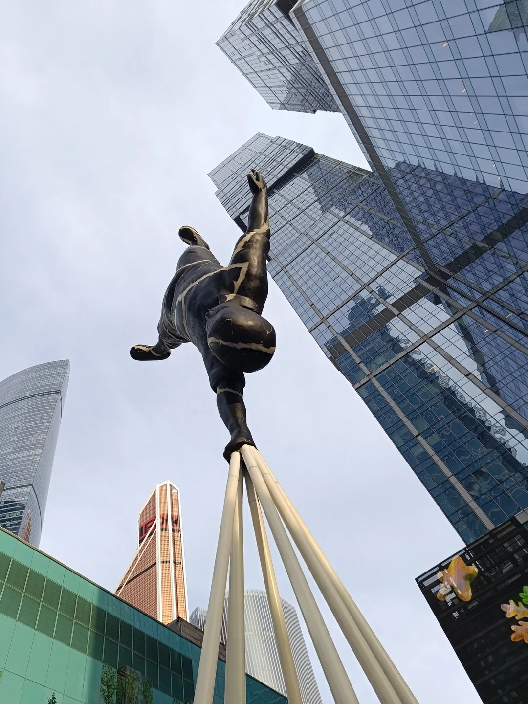 Экскурсия с Юлией была очень увлекательная, познавательная, с нотками юмора и веселья. Где-то детально, в чём-то