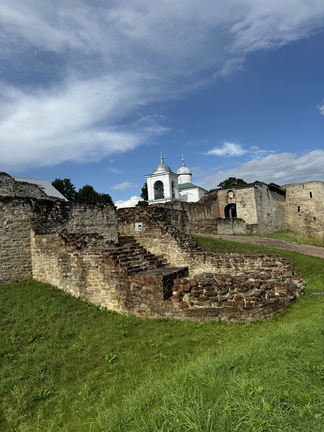Экскурсия очень насыщенная и четная по таймингу, иначе не получится вместить за один день столько информации.