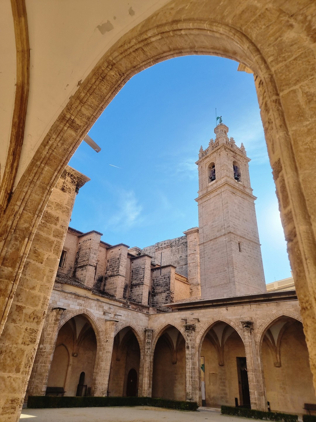 Экскурсия по Эль-Кармен с Валентиной была настоящим открытием! Она умело сочетает историю района с современным искусством