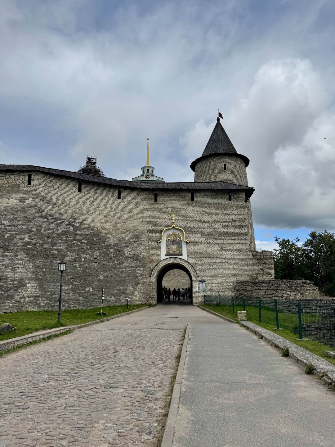 Обзорная пешеходная экскурсия по Кремлю и центру Пскова (Юрий)