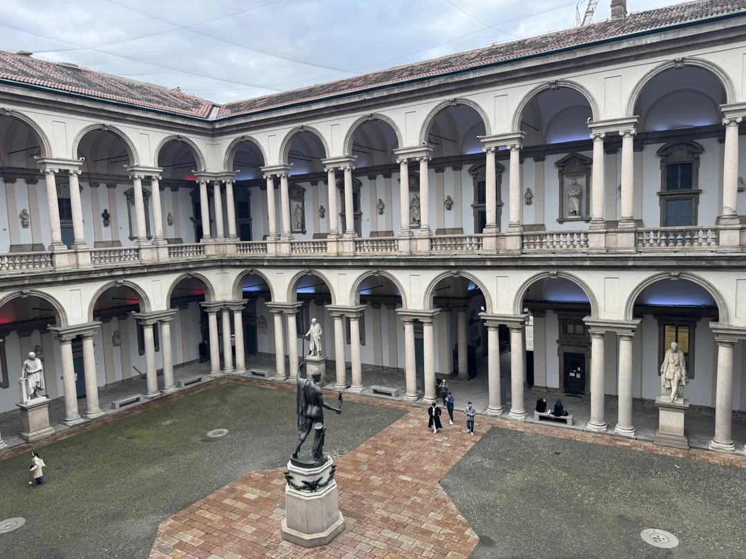 Доброго всем дня! Отлично прогулялись с по утреннему, ещё свободному Милану. Спасибо большое, что Ольга согласилась