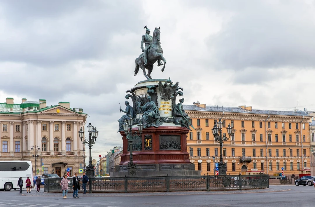 Памятники императорам