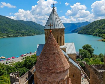 Степанцминда, крепость Ананури, Жинвальское водохранилище, подъём к Гергетской церкви на джипах