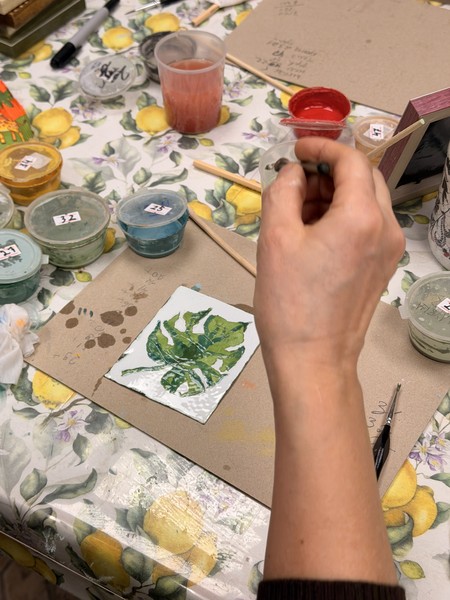 не первый раз приходим на мастер- классы в Арискин, но на «горячую эмаль» первый раз. Очень