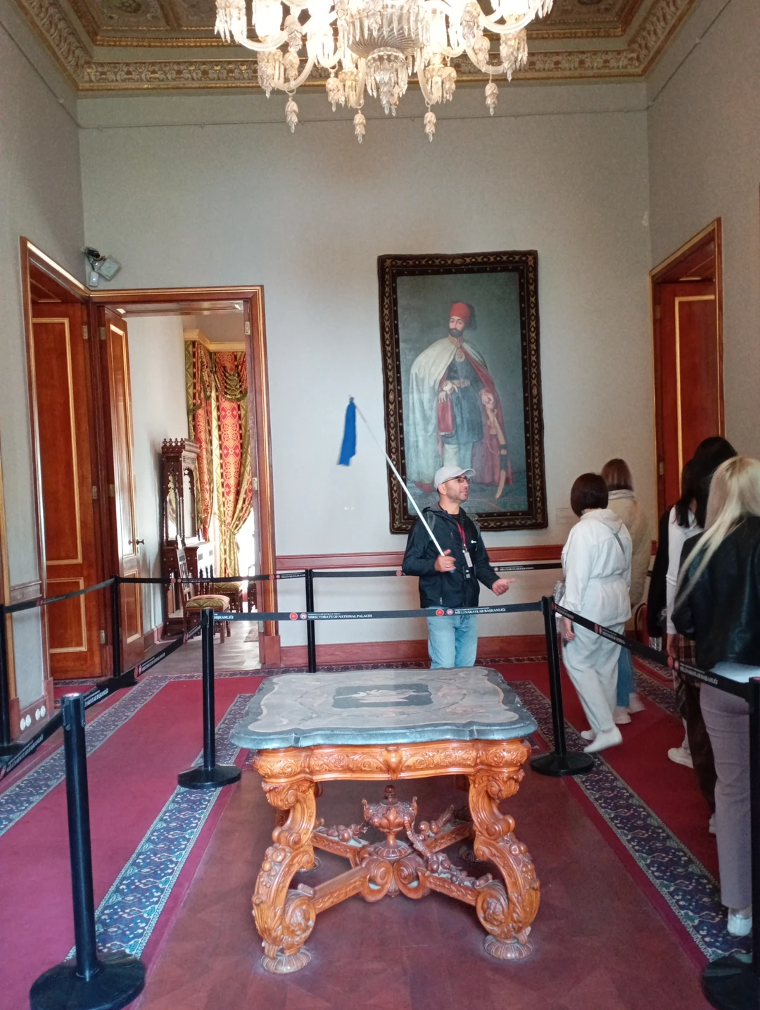 Наш гид Рушен, замечательный рассказчик, отлично владеет русским языком. Погрузил нас во времена правления султанов. Помог