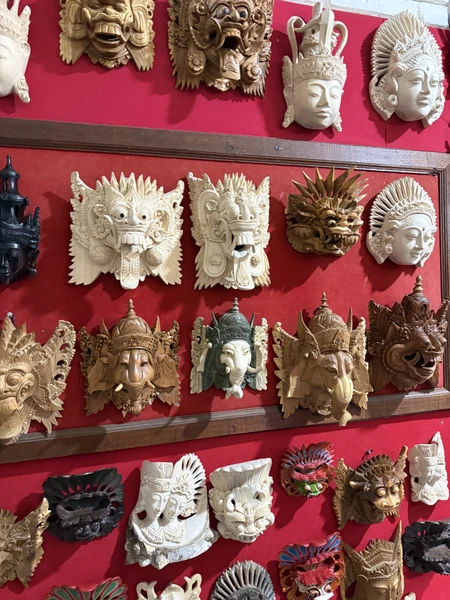 Четкая, продуманная и насыщенная экскурсия. Юлия отлично владеет русским, готова поддерживать беседу на любые темы, бесконечно