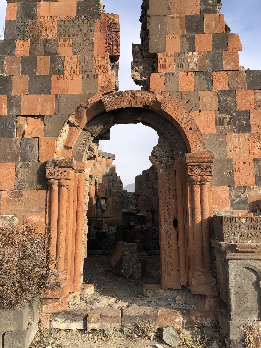 Пешком к заброшенному монастырю Авуц Тар — из Еревана (10/18)