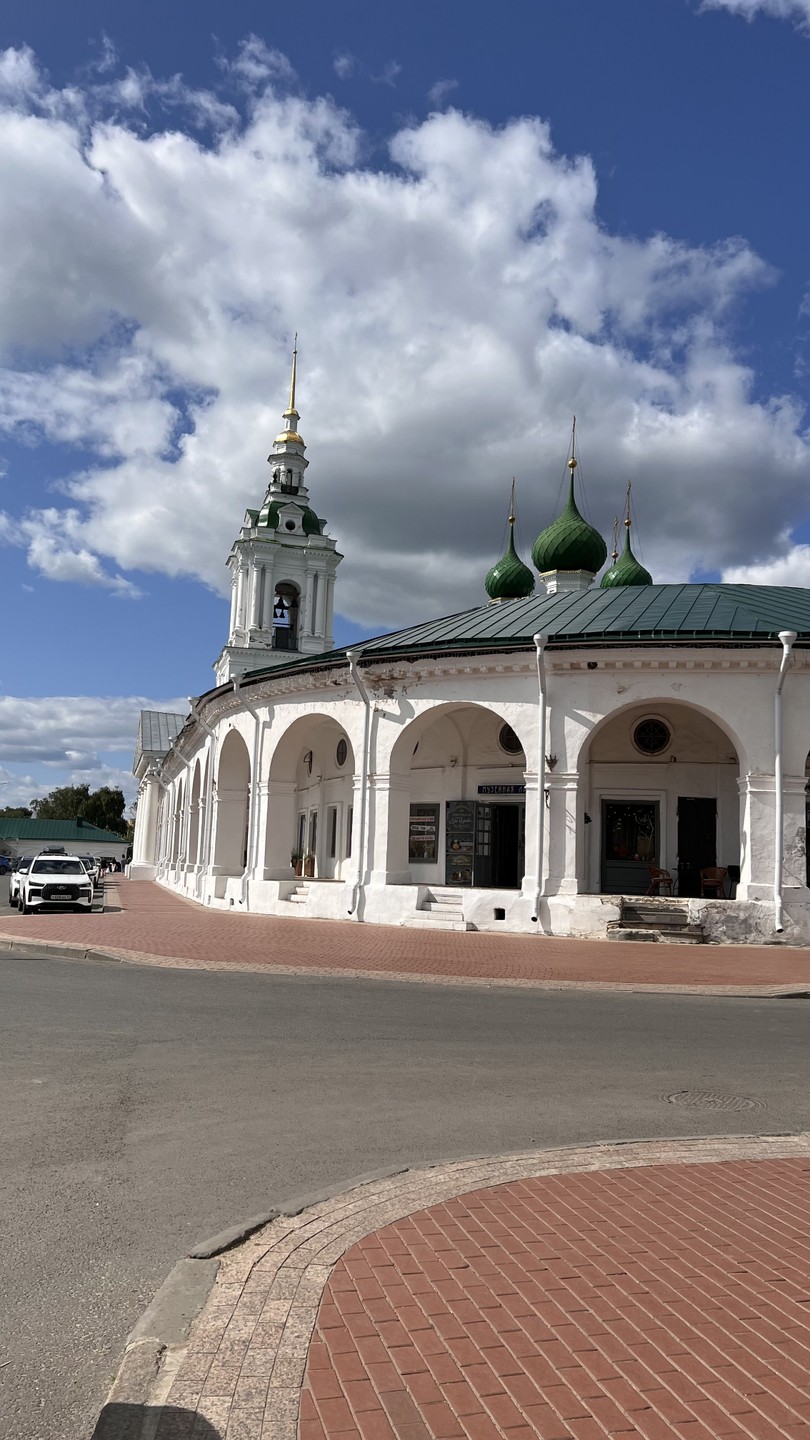 Прекрасная Елена в милой беседе отлично рассказала нам о Костроме. Город очень уютный и экскурсовод приятный