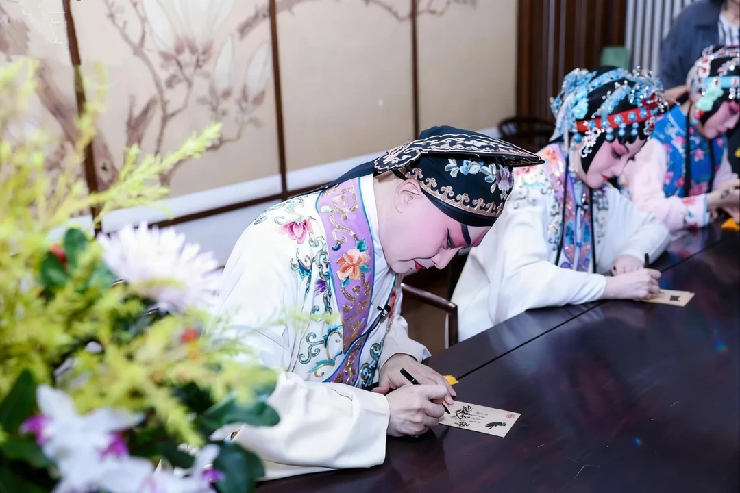 Я студент, изучаю китайский язык в Китае, сейчас у меня каникулы, и как раз хочу побольше