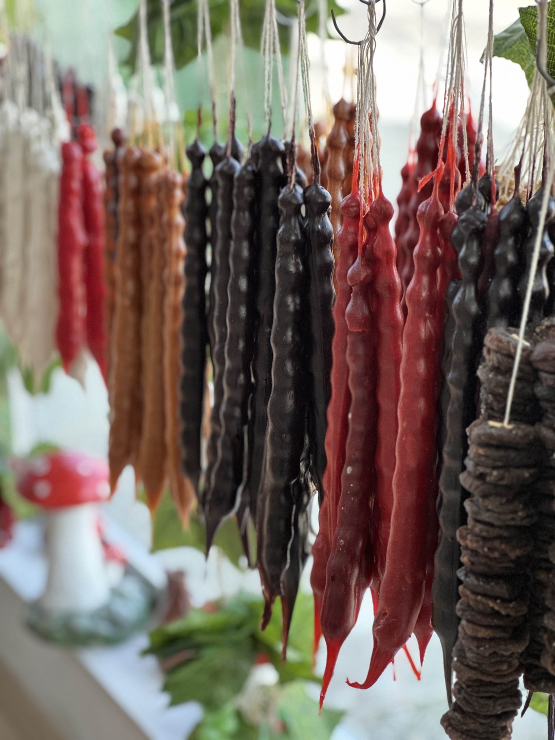 Очень крутая экскурсия, по-дружески уютная, веселая, вкусная и познавательная ☺️чудесные гид Георгий, обладает знаниями, харизмой и