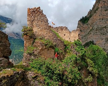 На внедорожниках к старинным аулам, башням и пещере