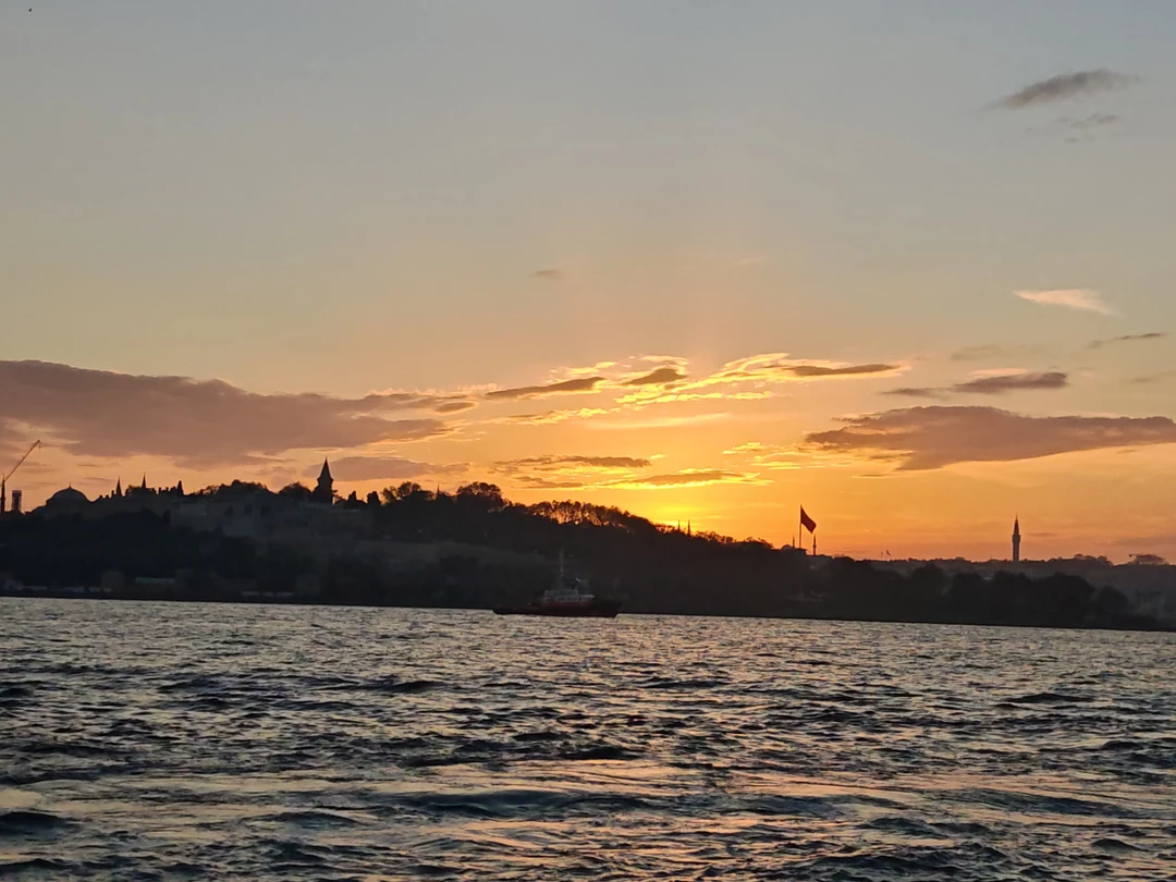 Встреча была вовремя, капитан профессионал, гид с помощниками угощали вкусностями, кофе и чаем. Спасибо за экскурсию!