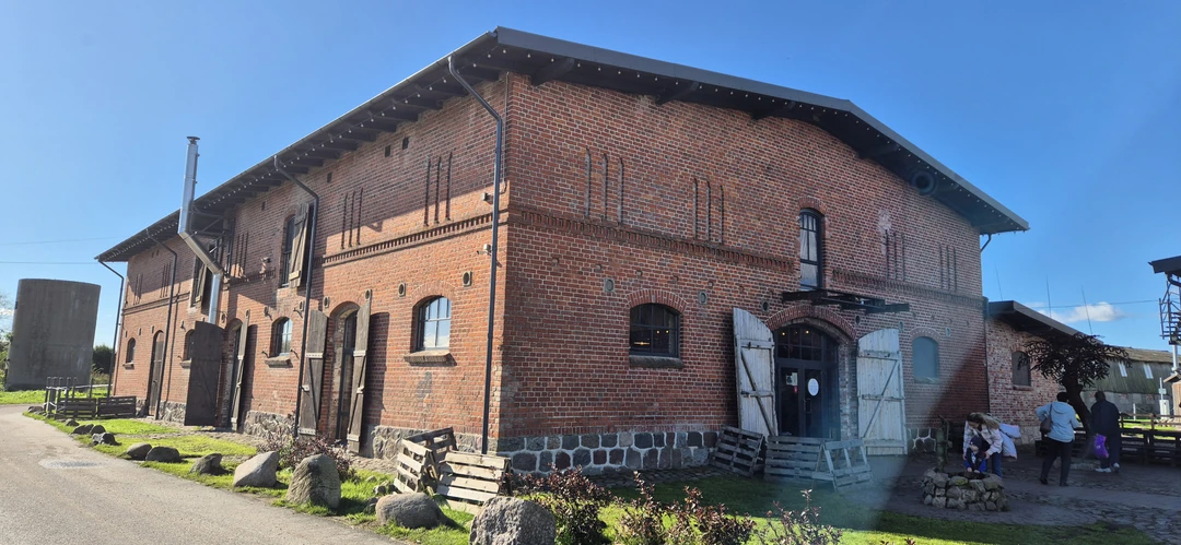 Мы поехали на эту экскурсию с г. Зеленоградск. Для нас заказали такси до сыроварни, которая находится