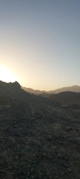 надо обязательно трекенговые кросовки для подъёма на горру, что б увидеть закат и русскоязычного рассказчик про