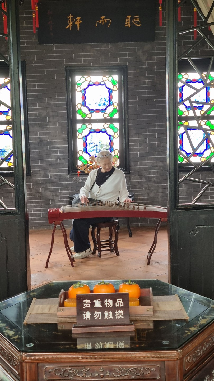 Экскурсия по Гуанчжоу мне подарила очень яркие впечатления. На всех фото улыбаюсь, значит очень довольна и