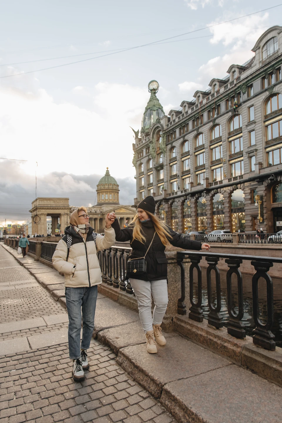 Хочу поделиться своим опытом работы с Евой. Мы заказали фотоссесию в Санкт-Петербурге, и все прошло отлично