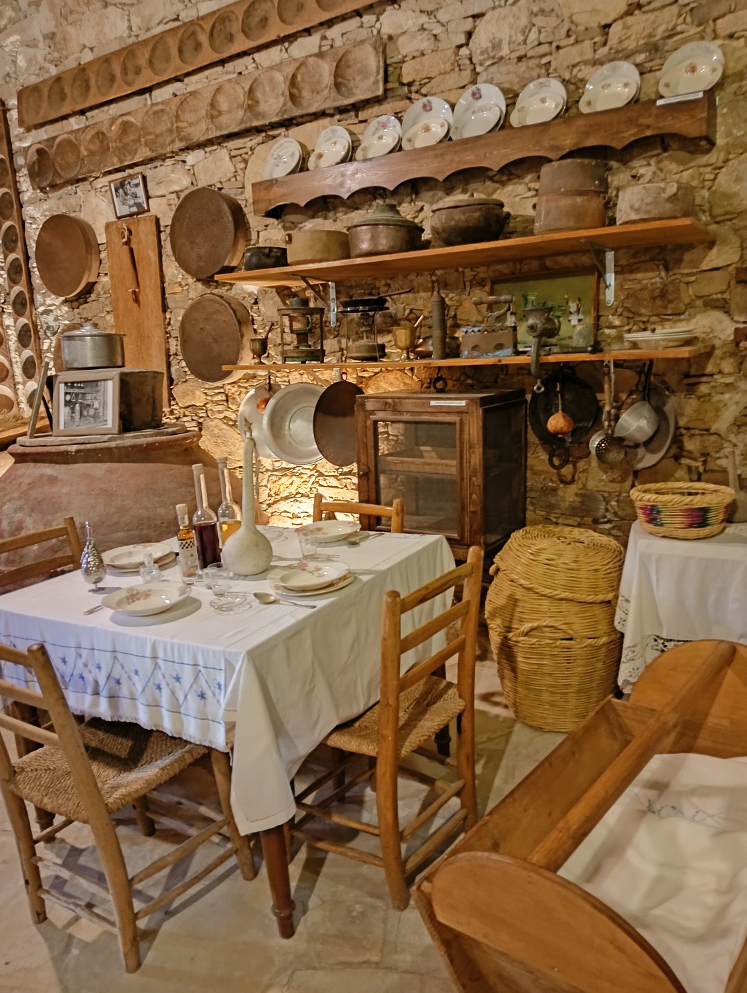 Прекрасно провели время, очень интересная экскурсия. Дегустации, местная кухня, прогулка по Кипрской деревушке - всё было