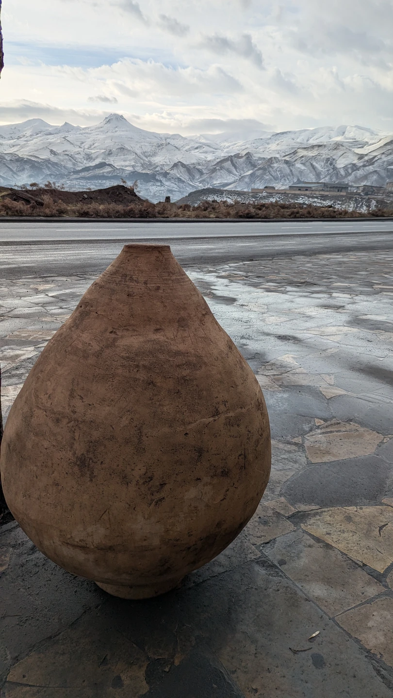 Юг Армении рекомендую обязательно к посещению дорога проходит через живописные места а ещё когда с вами