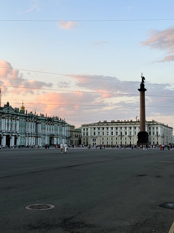 Виды От парадных до стрит-арта: по знаковым местам Петербурга на авто премиум-класса