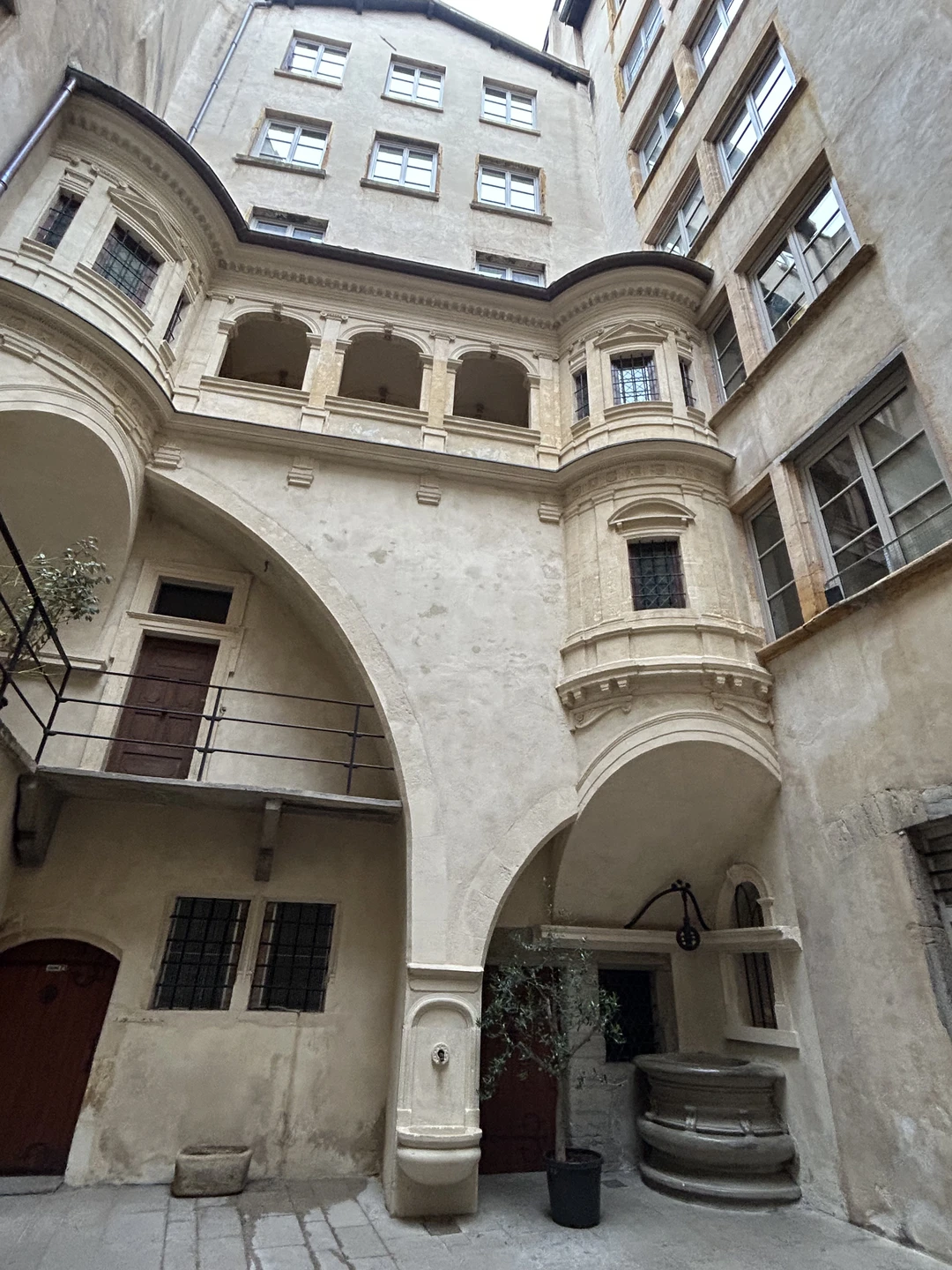 Очень понравилась экскурсия с Ларисой! Вовремя начали экскурсию из удобного нам места, и несколько часов пролетели