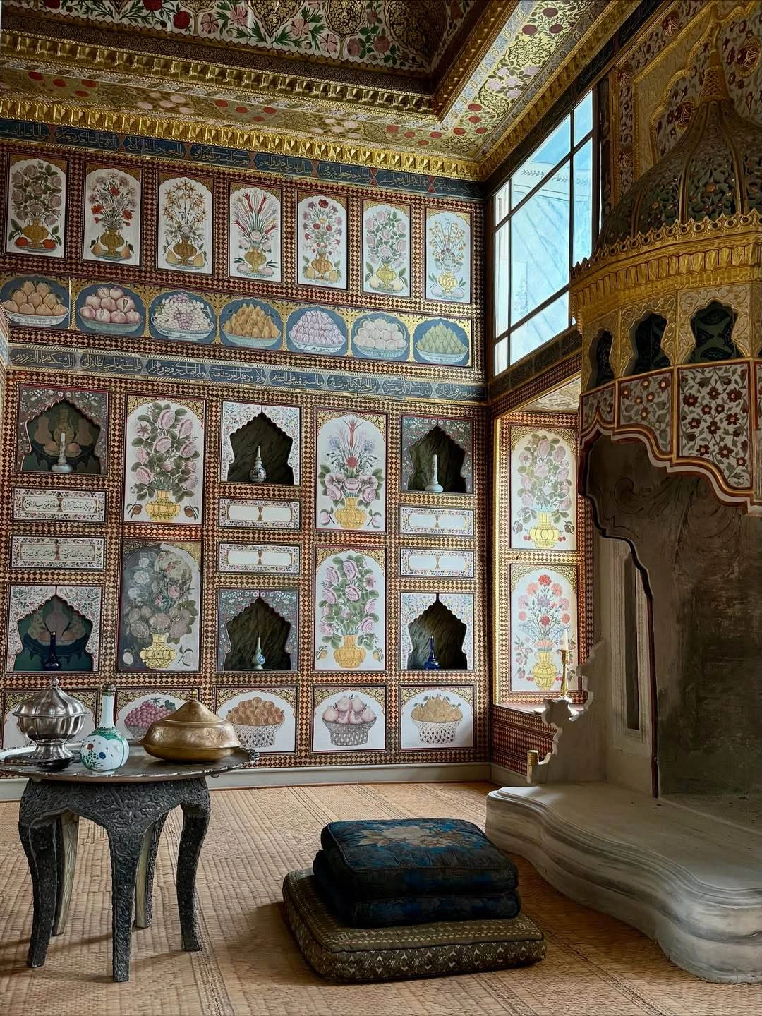 Экскурсия по Султанахмету стала для меня настоящим открытием: дворец Топкапы, наследие Османской империи, слои древних эпох