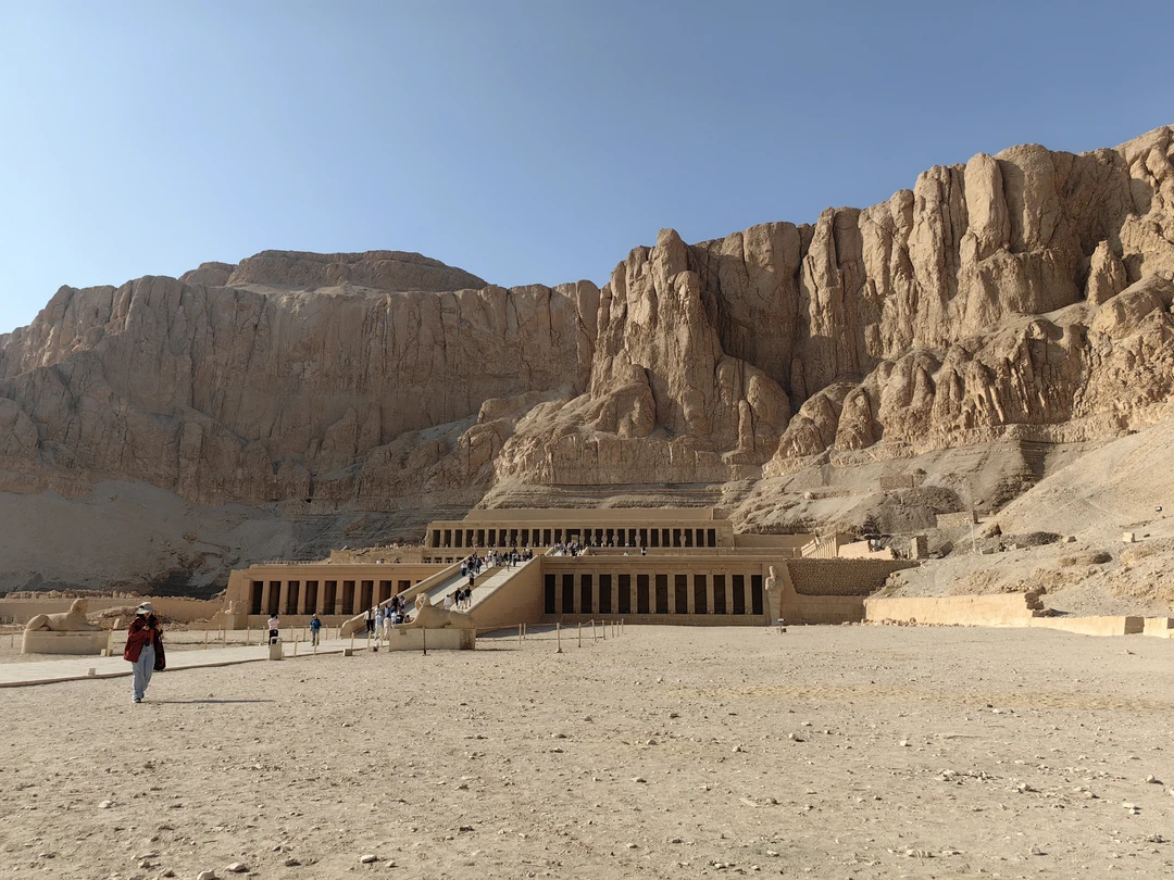 Все понравилось. Нас забрали из отеля утром в 4-15, что позволило нам миновать толпы людей. Экскурсию