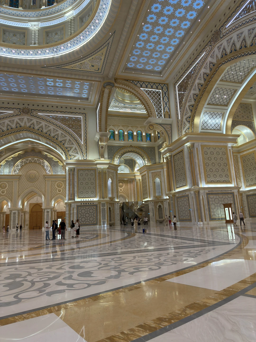 Экскурсия из Дубая в Абу-Даби в мини-группе (Алсу)