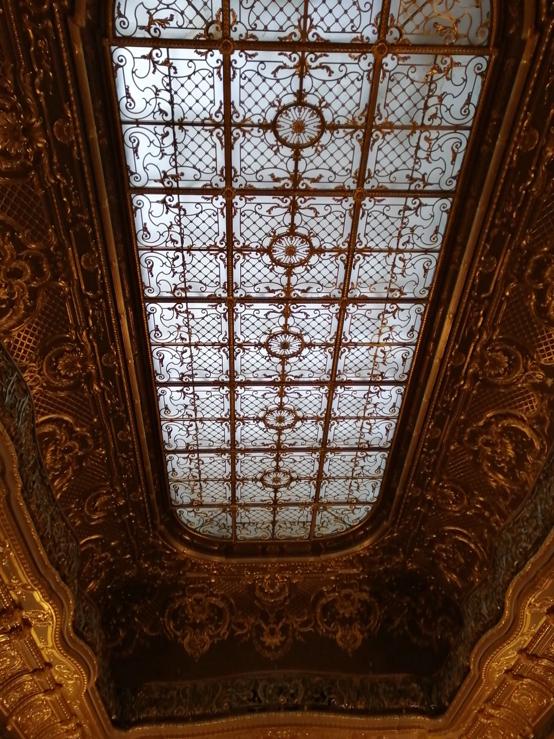 Особняк совершенно не взрачный снаружи, скрывает в себе сокровища удивительной красоты, где каждое помещение поражает своим