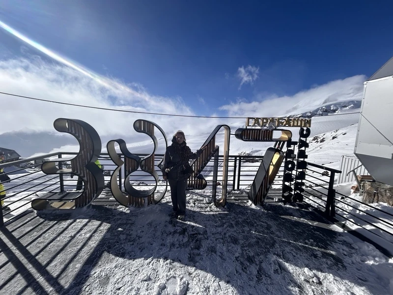 отличная экскурсия. . экскурсовод Андрей начал экскурсию в Кисловодске. . и на протяжении всей дороги он
