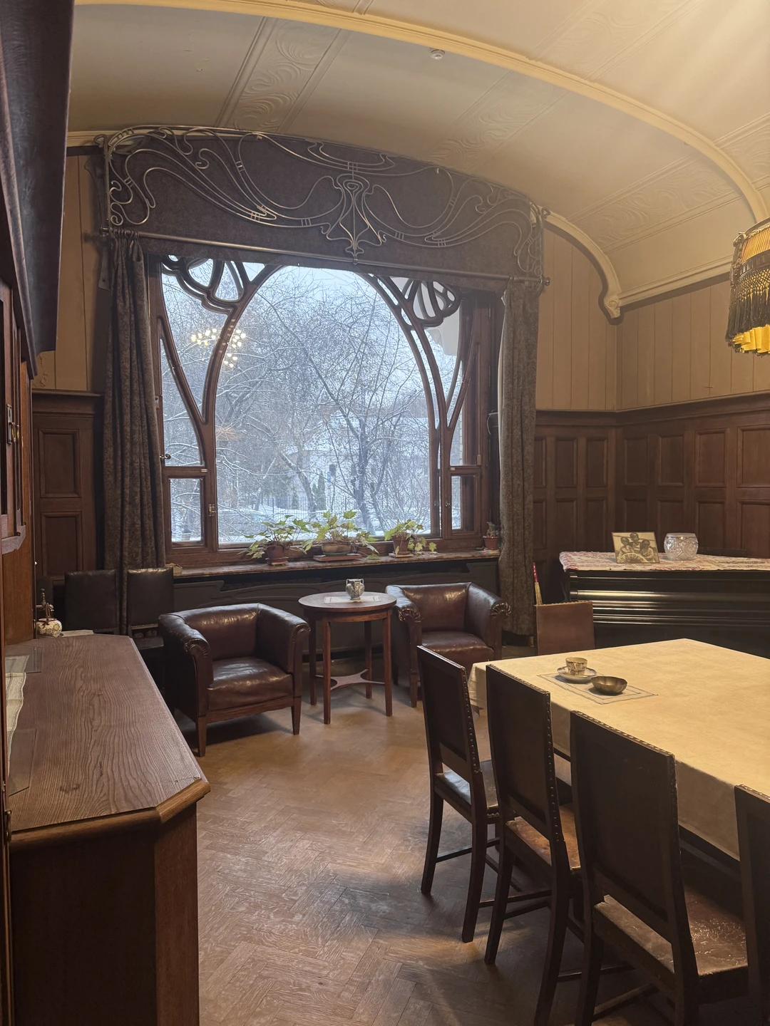 Перед Новым годом нам с мужем удалось попасть на замечательную экскурсию в невероятно красивый и атмосферный особняк Рябушинского