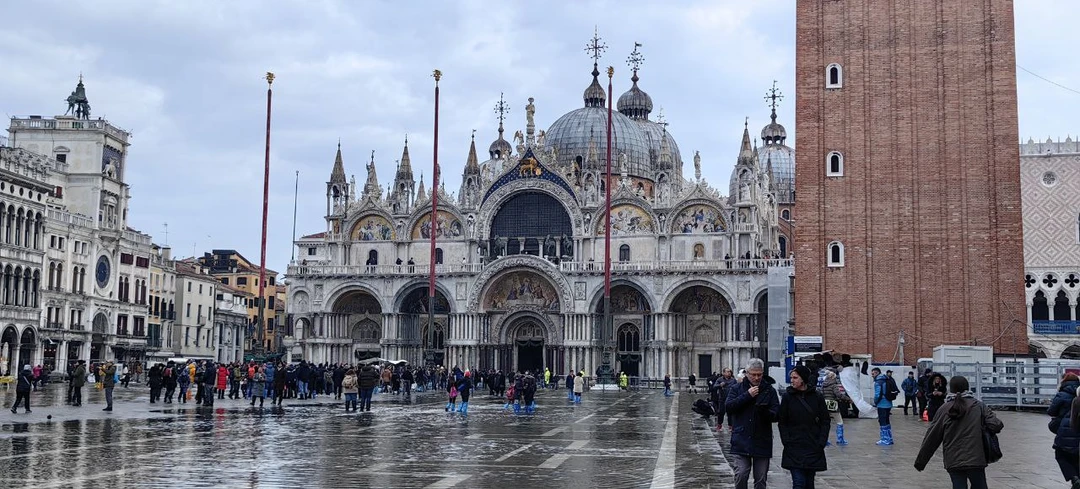 Хотим выразить искреннюю благодарность нашему гиду Валерию, который провел для нас две незабываемые экскурсии - Венецианское