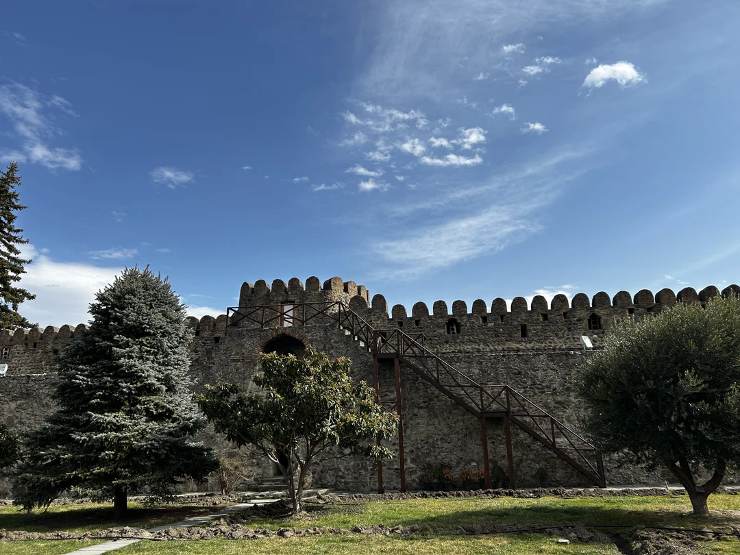 Экскурсией полностью довольны. У нас получилась индивидуальная экскурсия- нас было двое. Гид Лери встретил на обговоренном