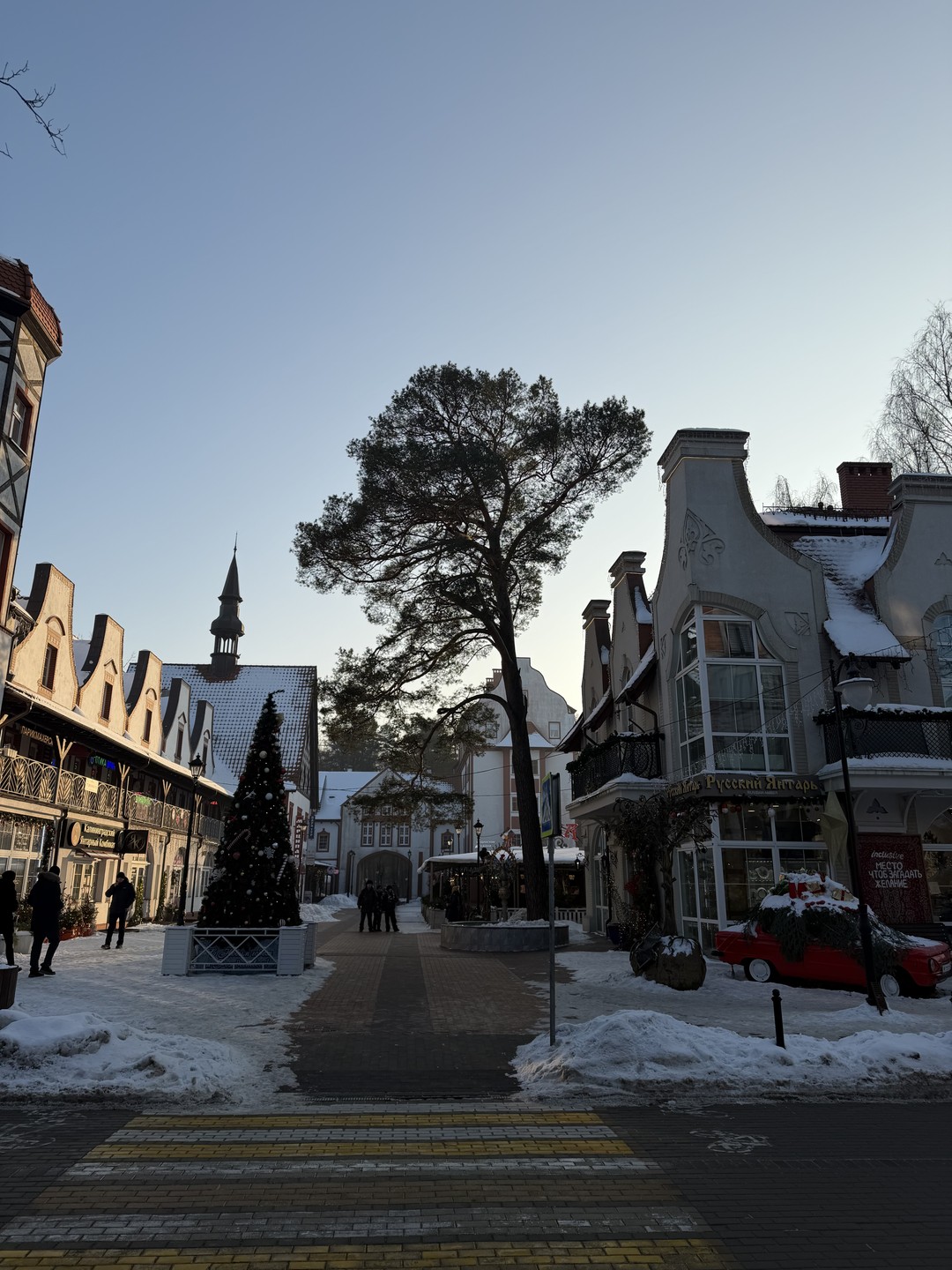 Очень классный экскурсовод, не смотря на то, что было холодно, очень старался провести экскурсию в теплоте и комфорте!