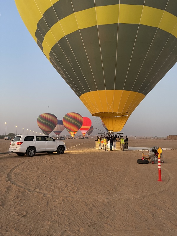 Виды Дубайское утро: полёт на воздушном шаре, завтрак и верблюды