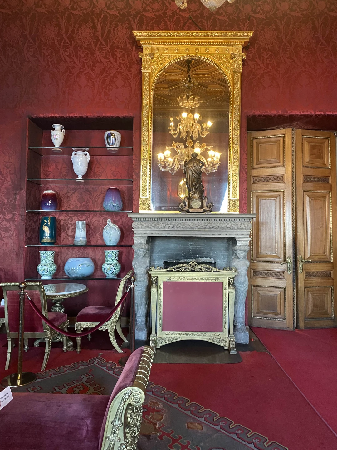 Очень интересная локация, посещаю ее впервые, экскурсовод рассказывала подробно про каждую экспозицию. Единственное - большая просьба