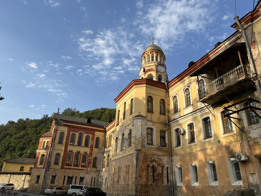 Экскурсия понравилась. Поездка была комфортной. История и жизнь сочетались органично. Спасибо Денису!