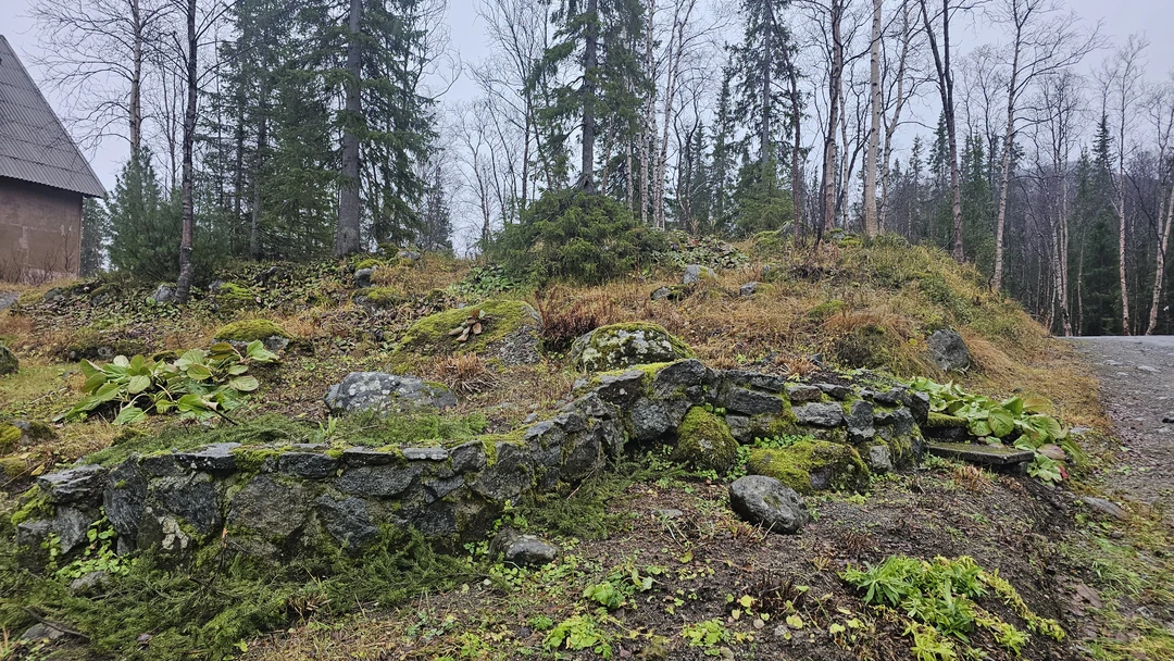 Гидом был Сергей. В Кировске из-за подготовки к зимнему сезону закрыт подъемник и таиственый лес, снежная