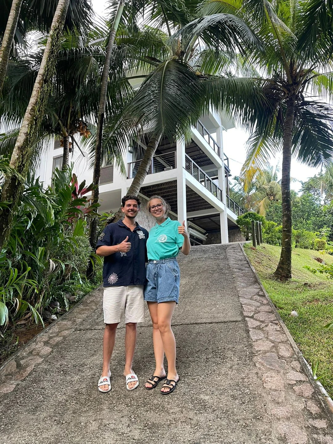 Мы были на Сейшельских островах — я русскоговорящая, а мой молодой человек не говорит по-русски совсем