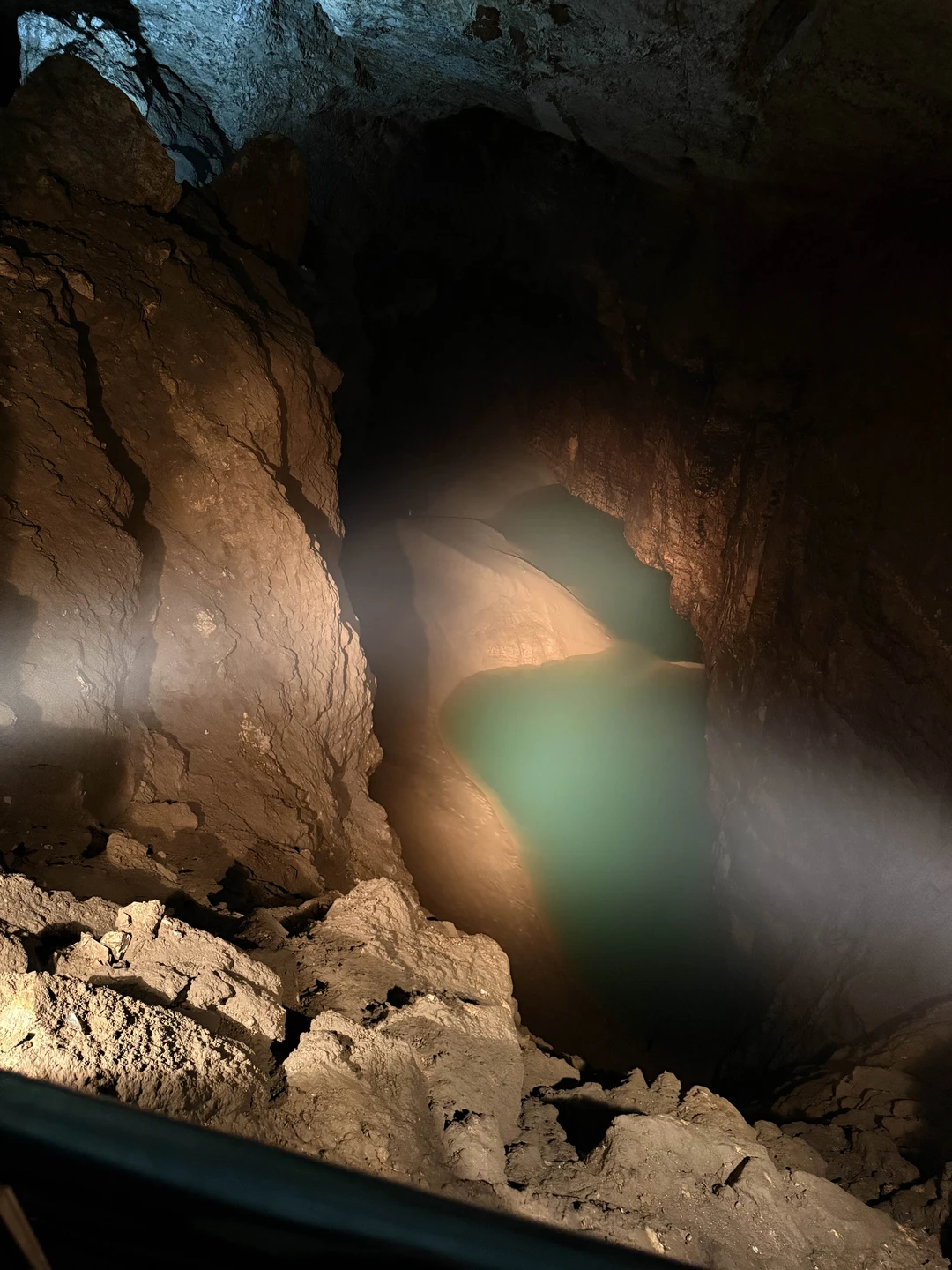 Экскурсовод- приятная девушка. Рассказывает и показывает. Пещера завораживает. Виды прекрасные. В целом все понравилось. Дегустация вина, сыра